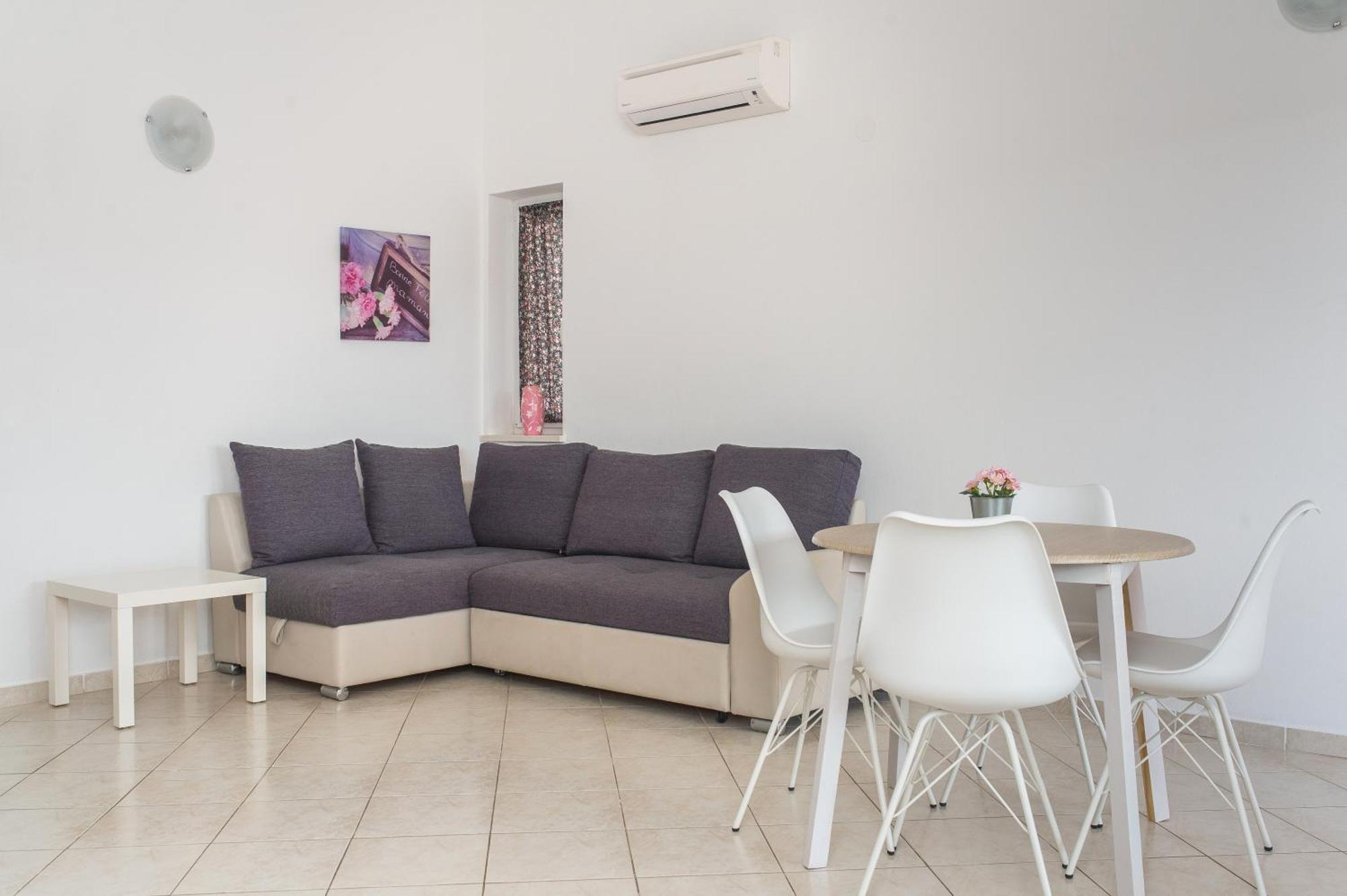 Apartments Kristina, Place For The Family Stara Novalja Exterior photo