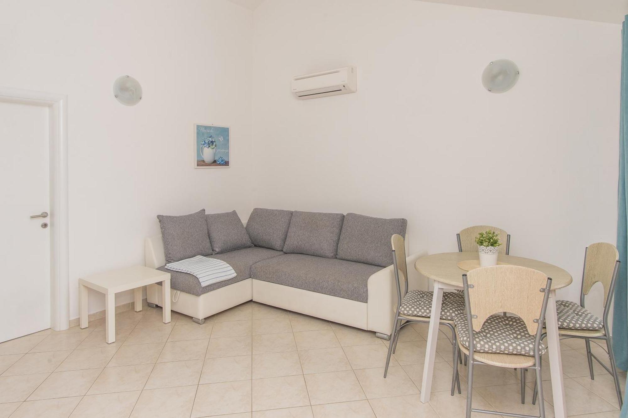 Apartments Kristina, Place For The Family Stara Novalja Exterior photo