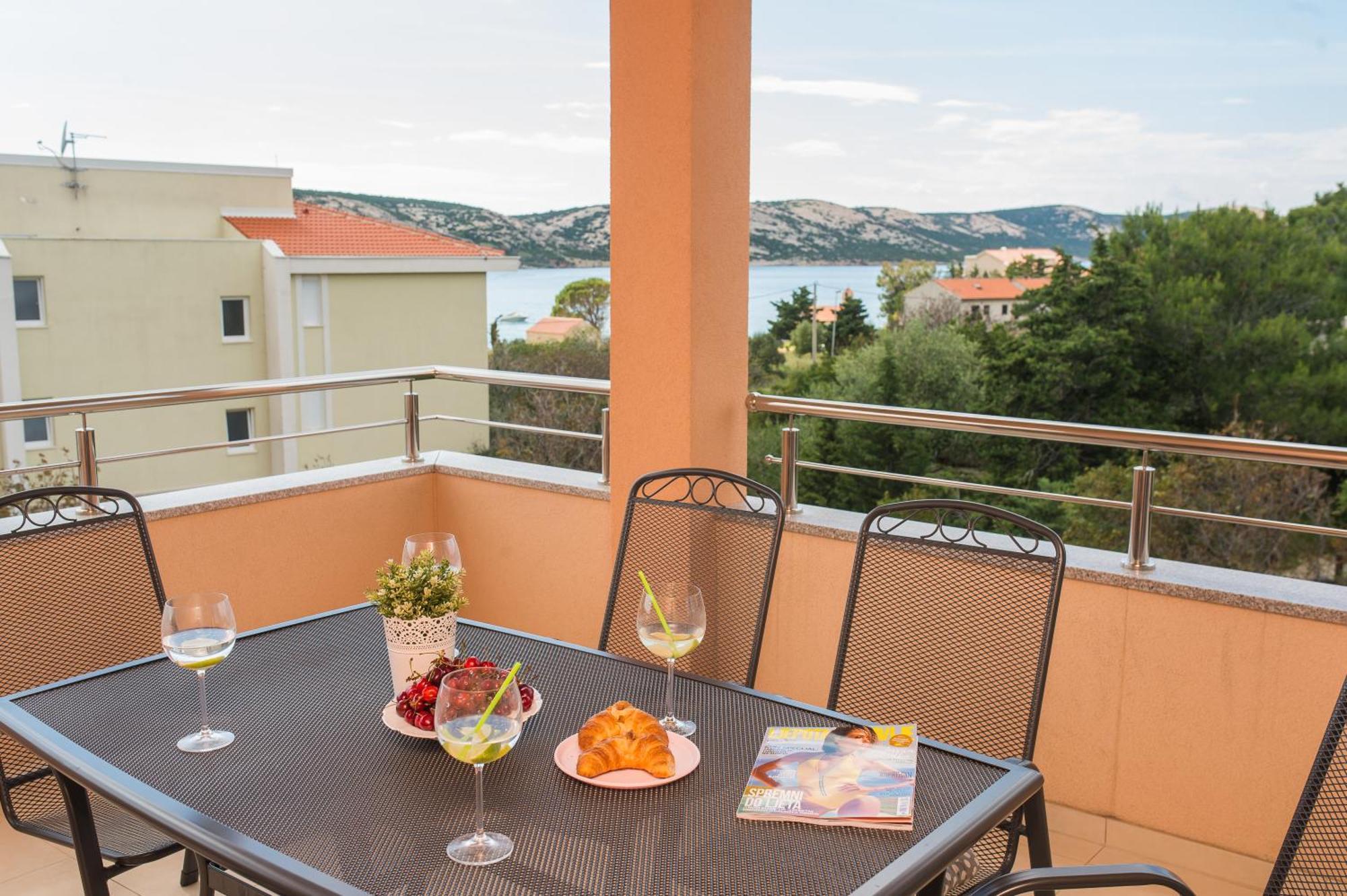 Apartments Kristina, Place For The Family Stara Novalja Exterior photo
