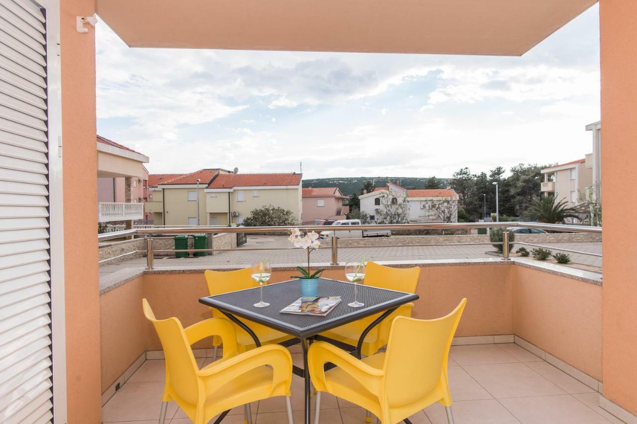 Apartments Kristina, Place For The Family Stara Novalja Exterior photo