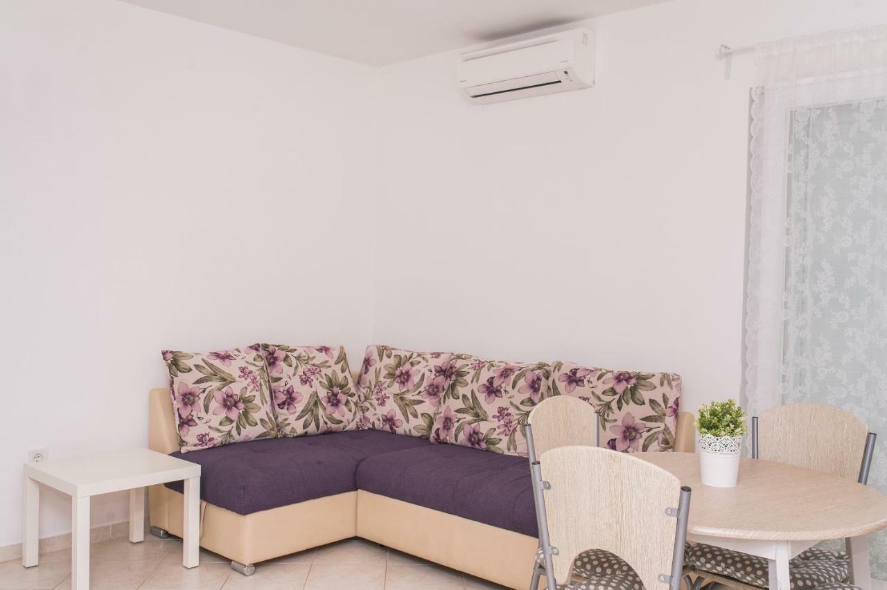 Apartments Kristina, Place For The Family Stara Novalja Exterior photo