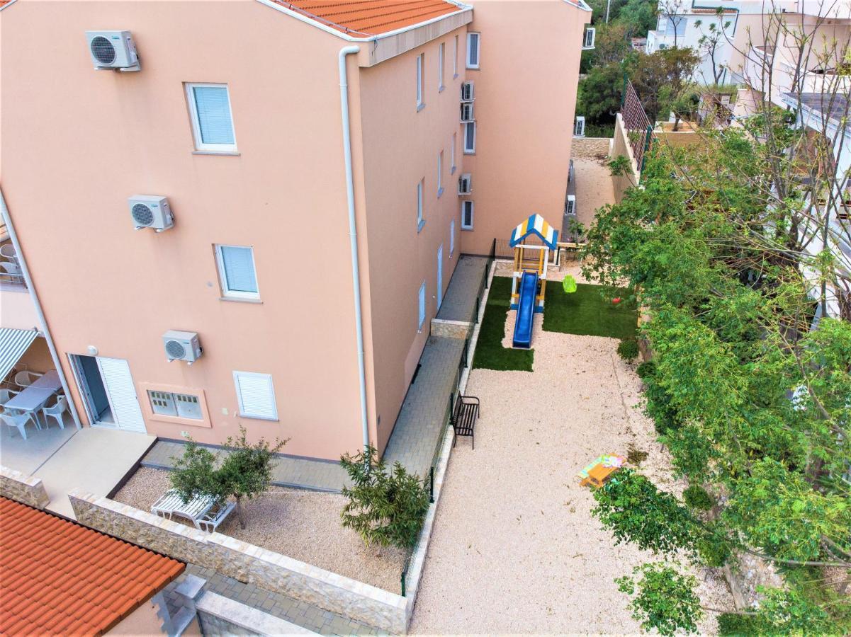 Apartments Kristina, Place For The Family Stara Novalja Exterior photo